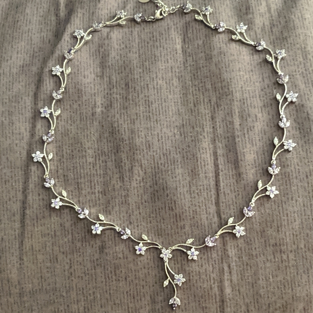 Price ⬇️ Purple and clear stone flower necklace